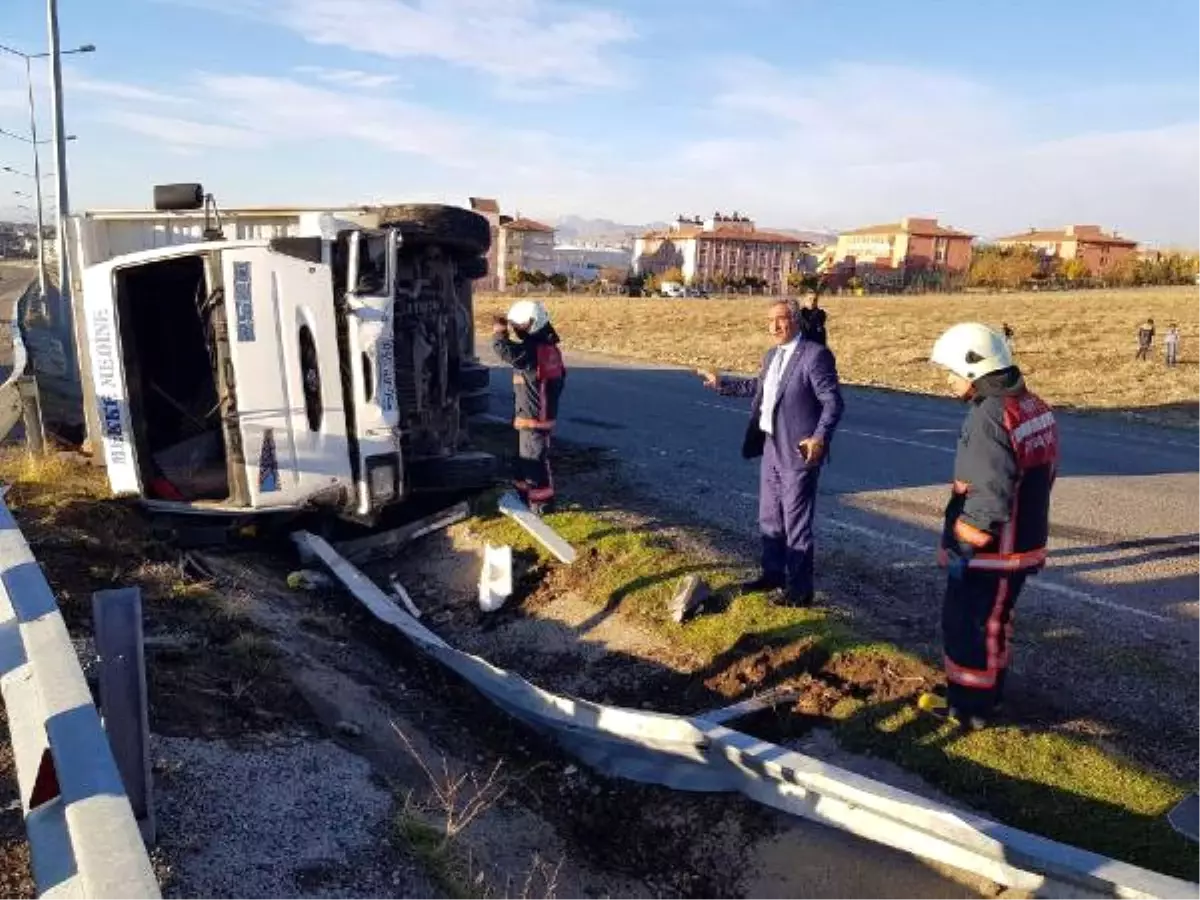 Siirt\'te Bariyerlere Çarpan Kamyon Devrildi: 4 Yaralı