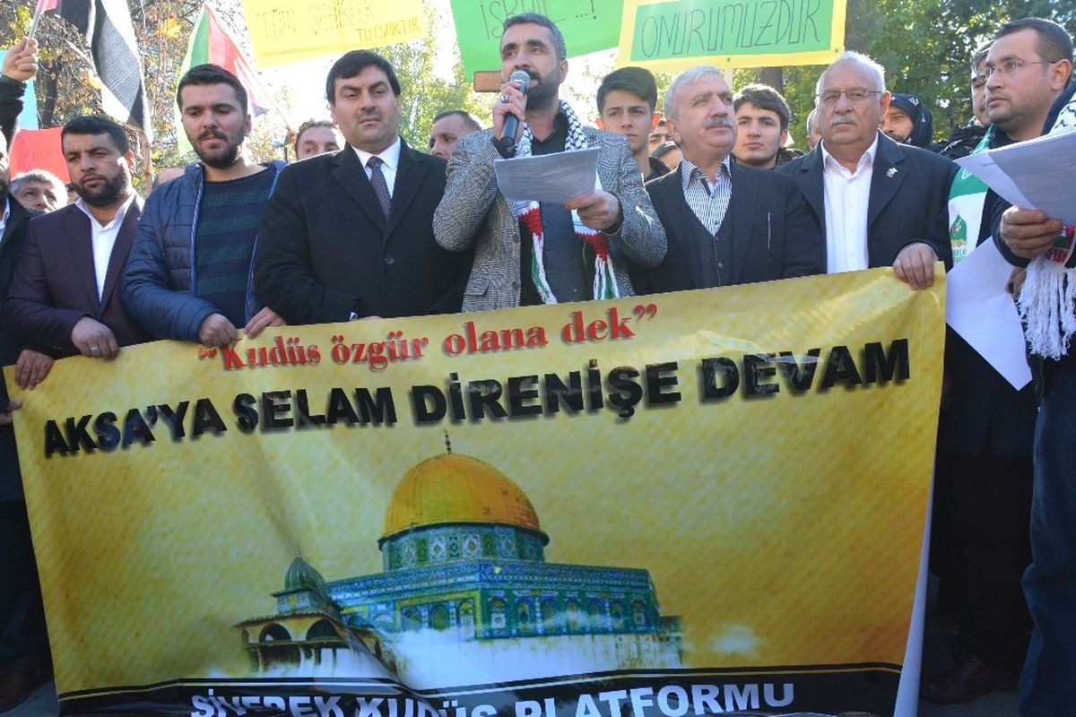 Siverek\'te Binlerce Kişi Trump\'un Kararına Tepki Gösterdi