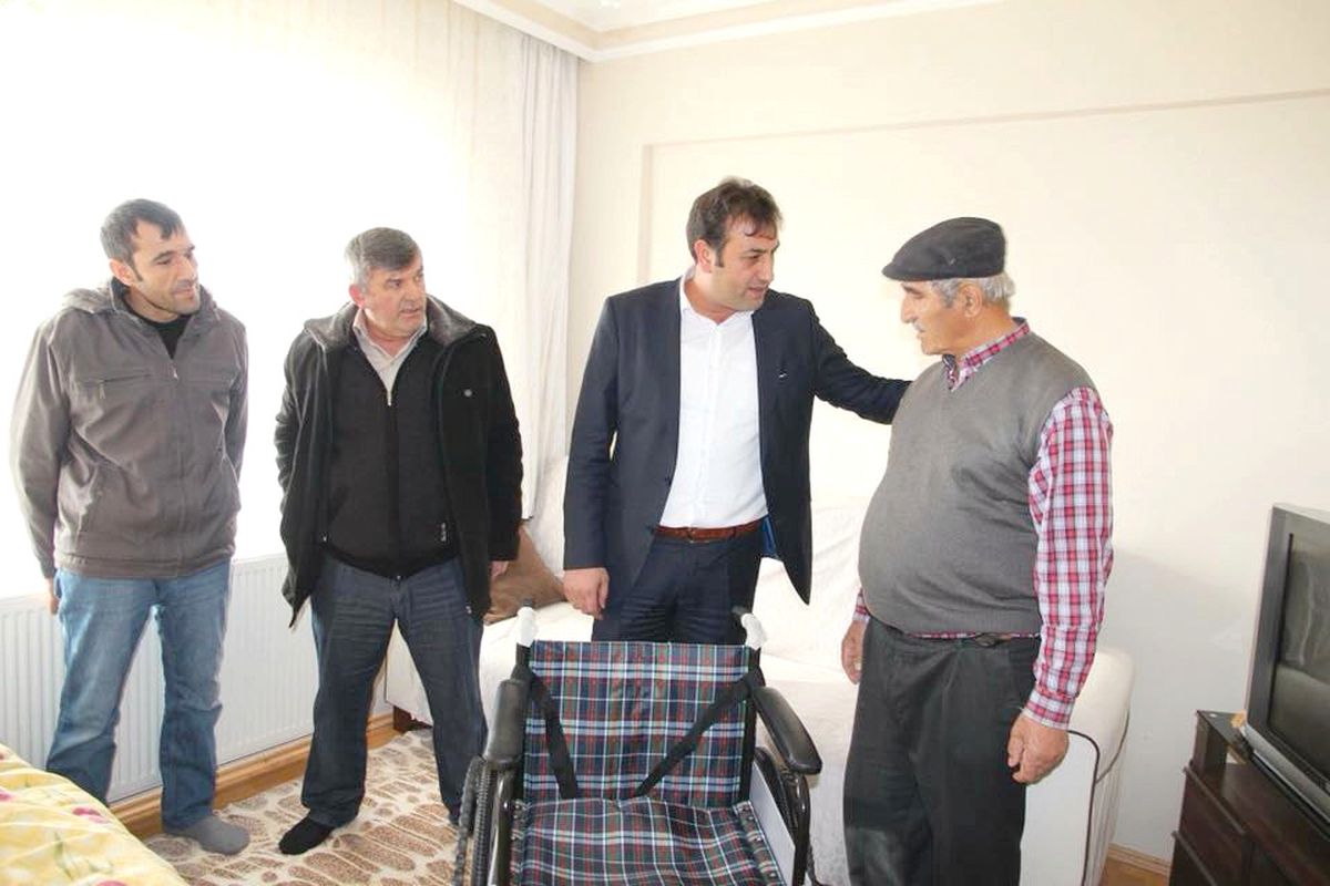 Sungurlu Belediyesi Tekerlekli Sandalye Hediye Etti