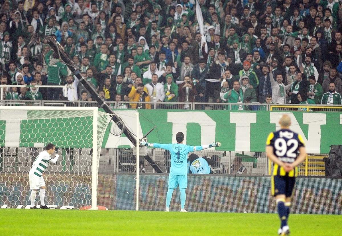Süper Lig: Bursaspor: 0 - Fenerbahçe: 1 (İkinci Yarı Devam Ediyor)