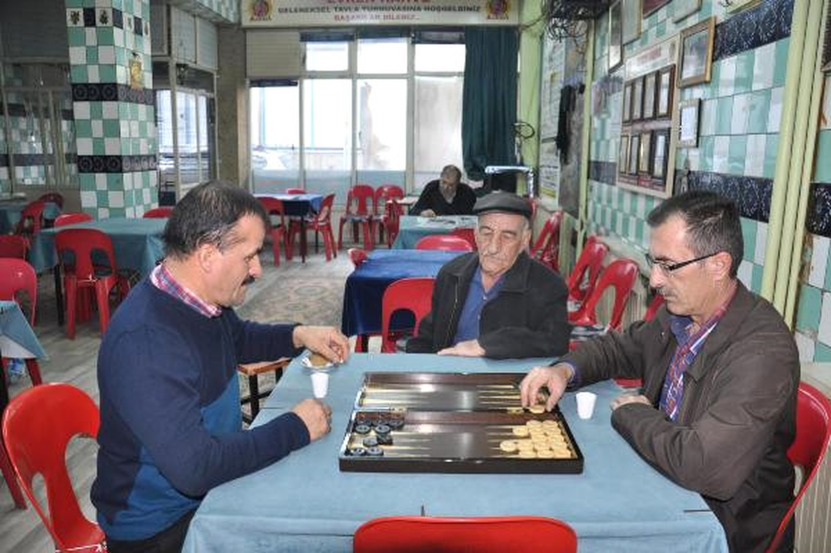 Tavla Turnuvasında \'Mezar Taşı\' Hediye