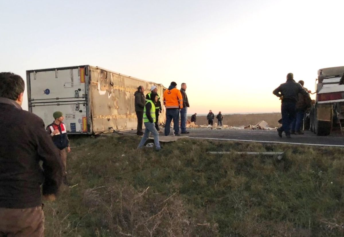 Tekirdağ\'da Tavuk Eti Yüklü Tır Devrildi