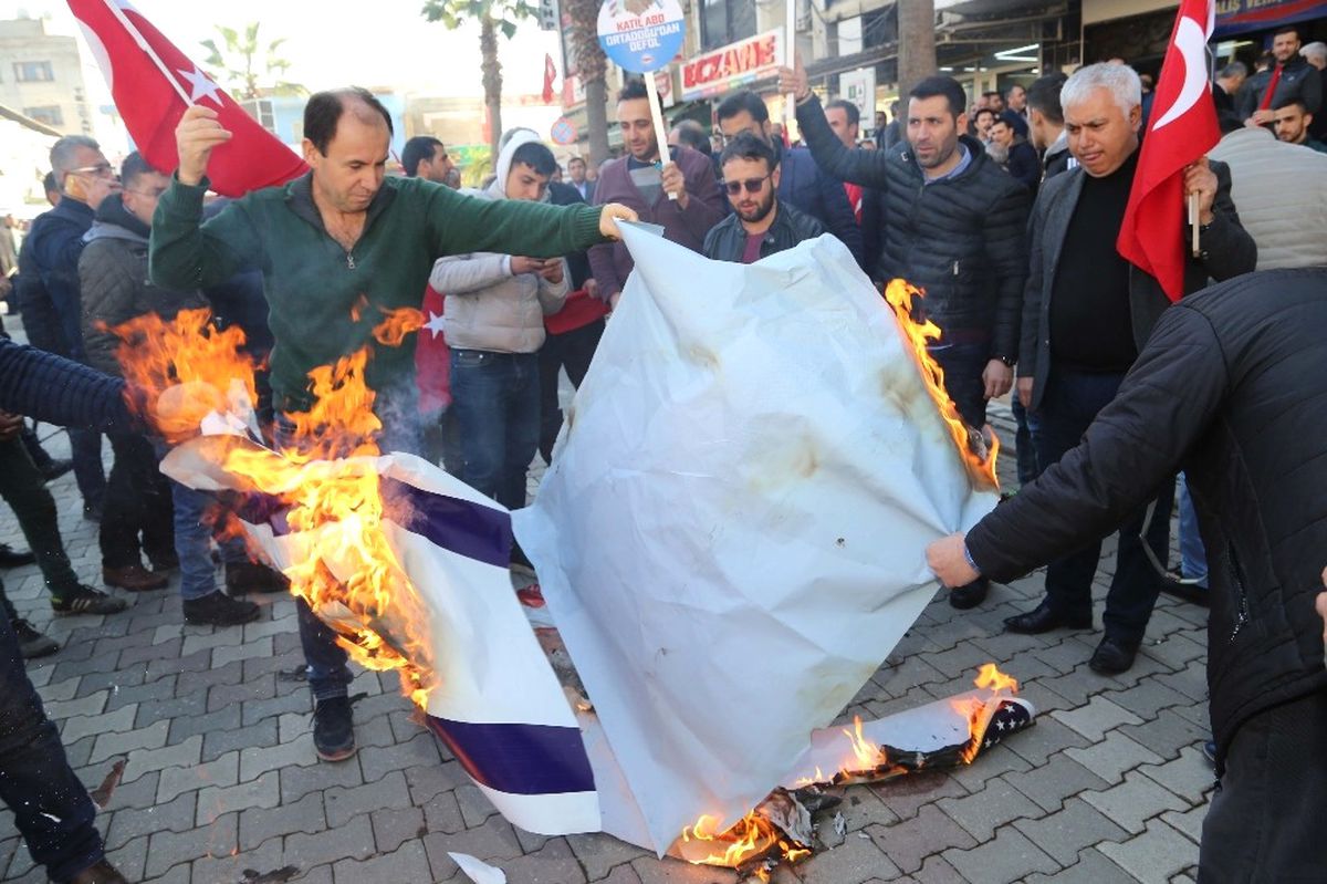 Torbalı\'da ABD ve İsrail Bayrakları Yakıldı
