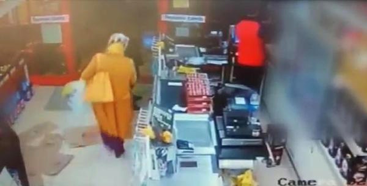 Ürünleri Yanlarında Getirdikleri Market Poşetlerine Koyup, Ücret Ödemeden Çıktılar