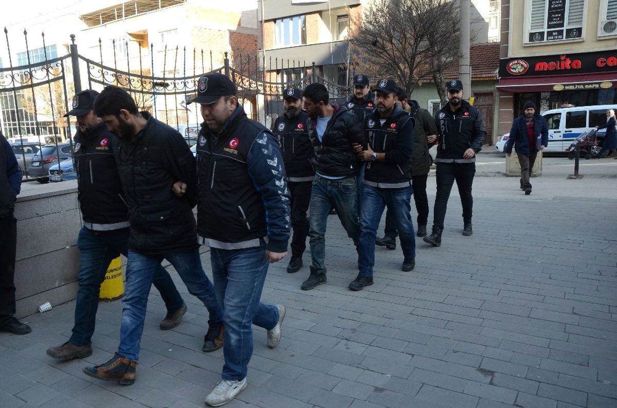 Uyuşturucu Satıcıları Bonzai ve Haplarla Birlikte Yakalandı
