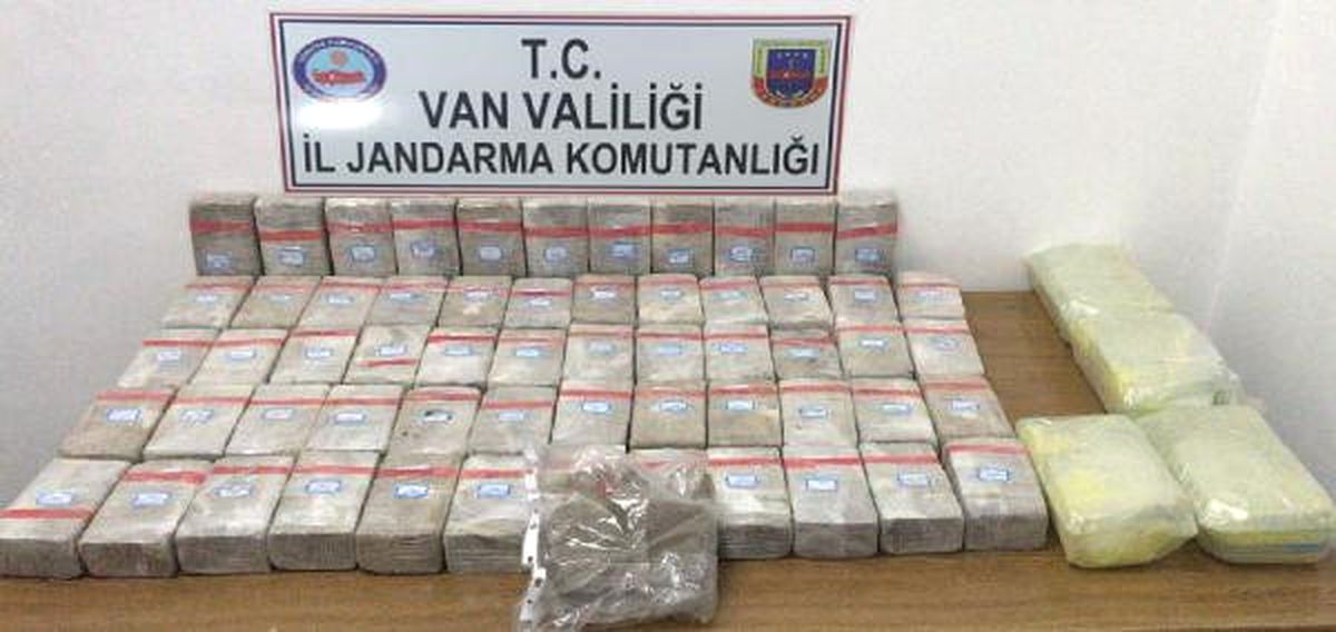 Uyuşturucu Torbalarını Atıp, İran\'a Kaçtılar