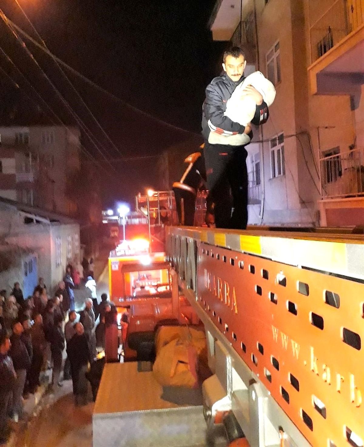Yangın Çıktı, İtfaiye 2\'si Bebek 8 Kişiyi Kurtardı