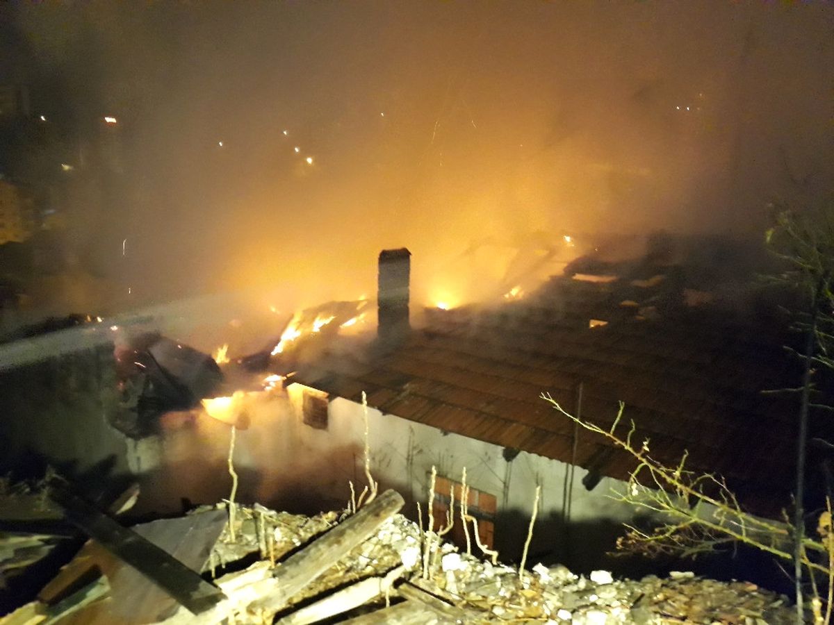 Yangın Mahalleliyi Sokağa Döktü