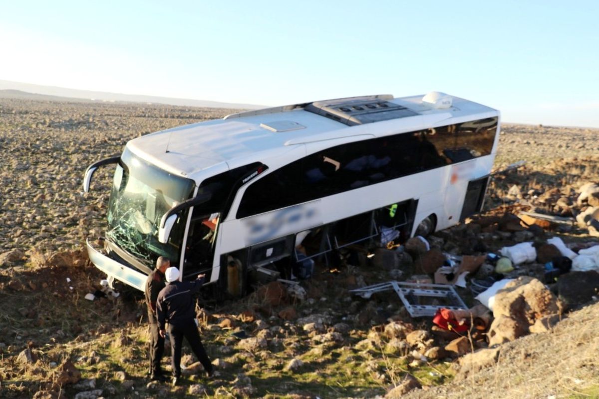 Yolcu Otobüsü Şarampole Uçtu: 15 Yaralı