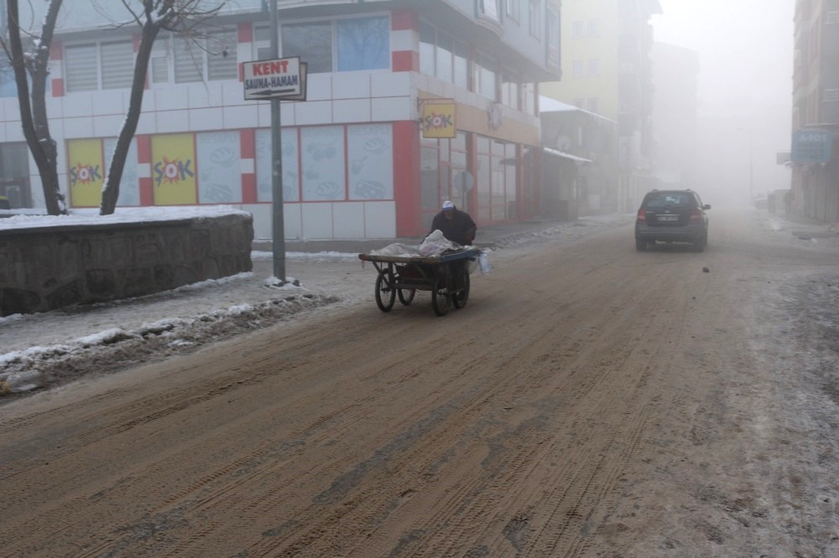 Ağrı\'da Soğuk Hava ve Sis Etkili Oluyor
