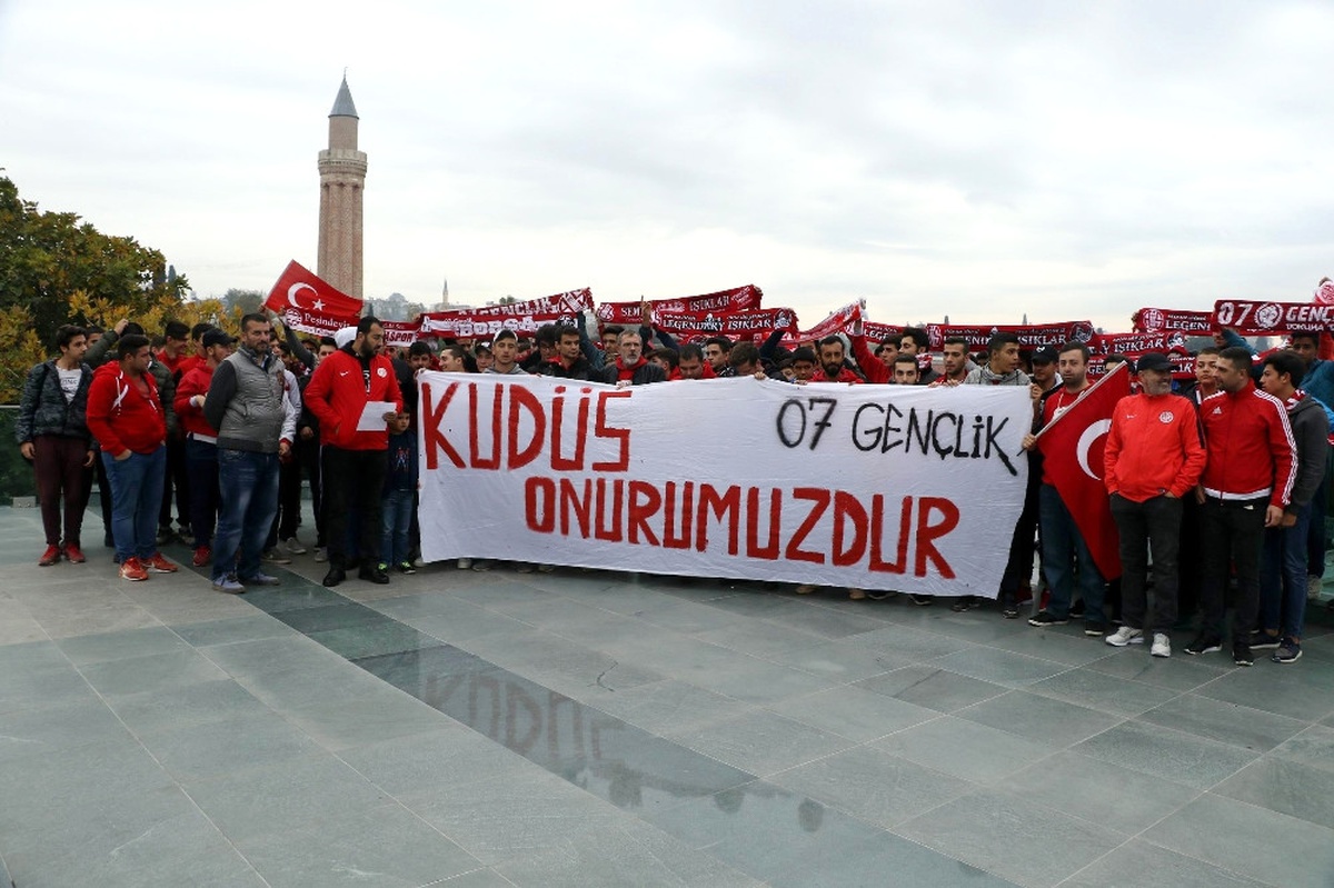 Antalyasporlu Taraftarlardan Alkışlık Hareket