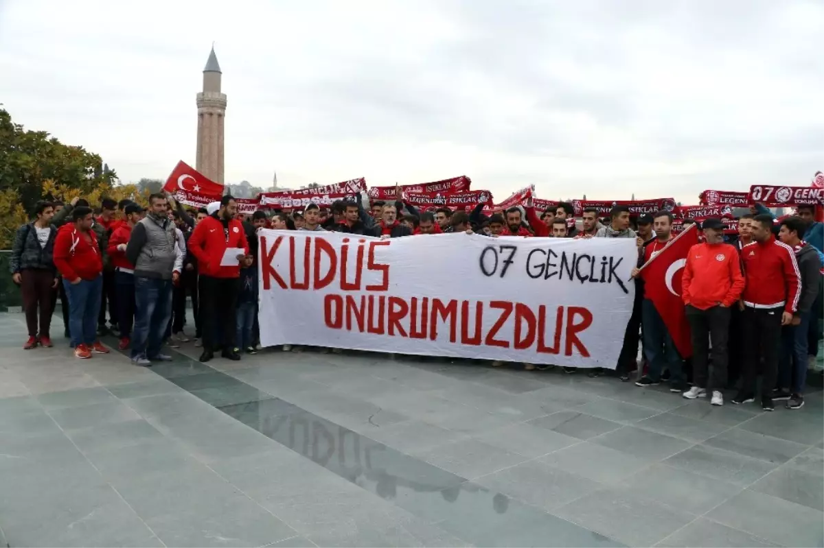 Antalyasporlu Taraftarlardan Trump\'un \'Kudüs Kararı\' Protesto Edildi