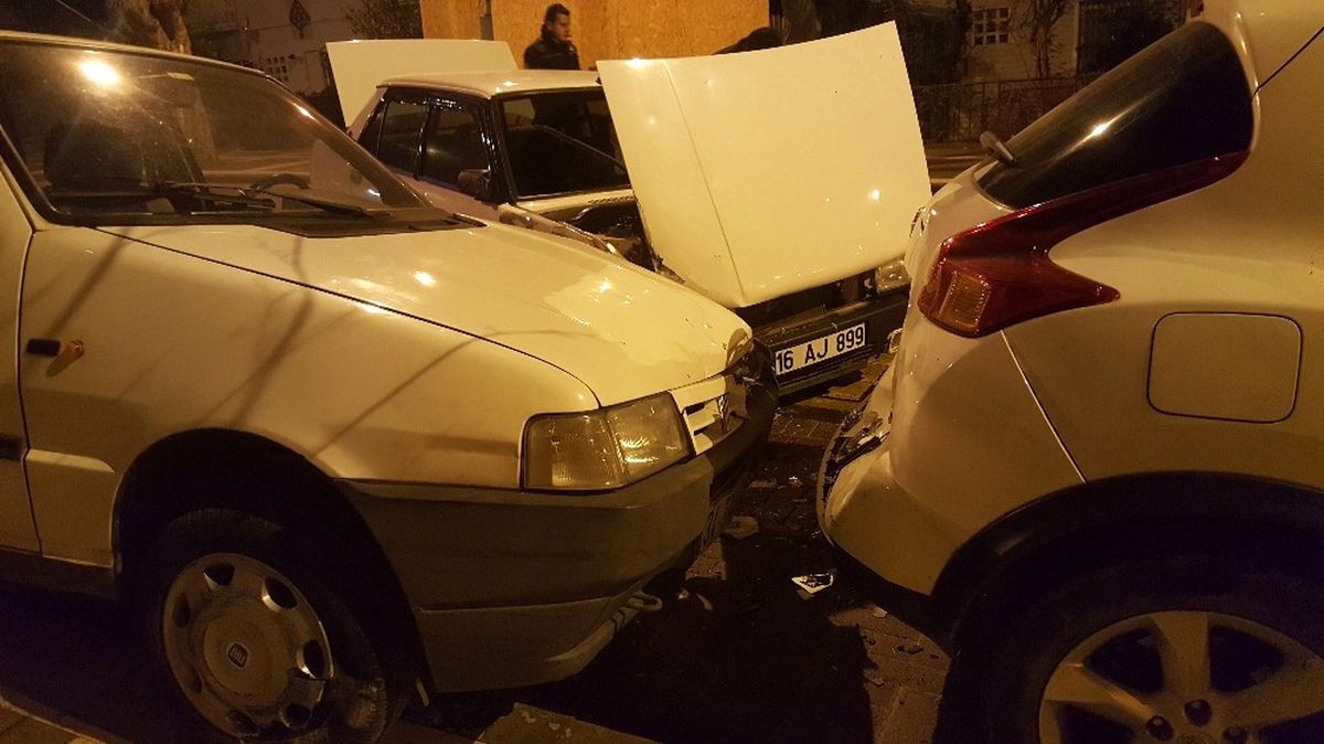 Aracıyla Park Halindeki 8 Araca Çarpıp Kaçtı