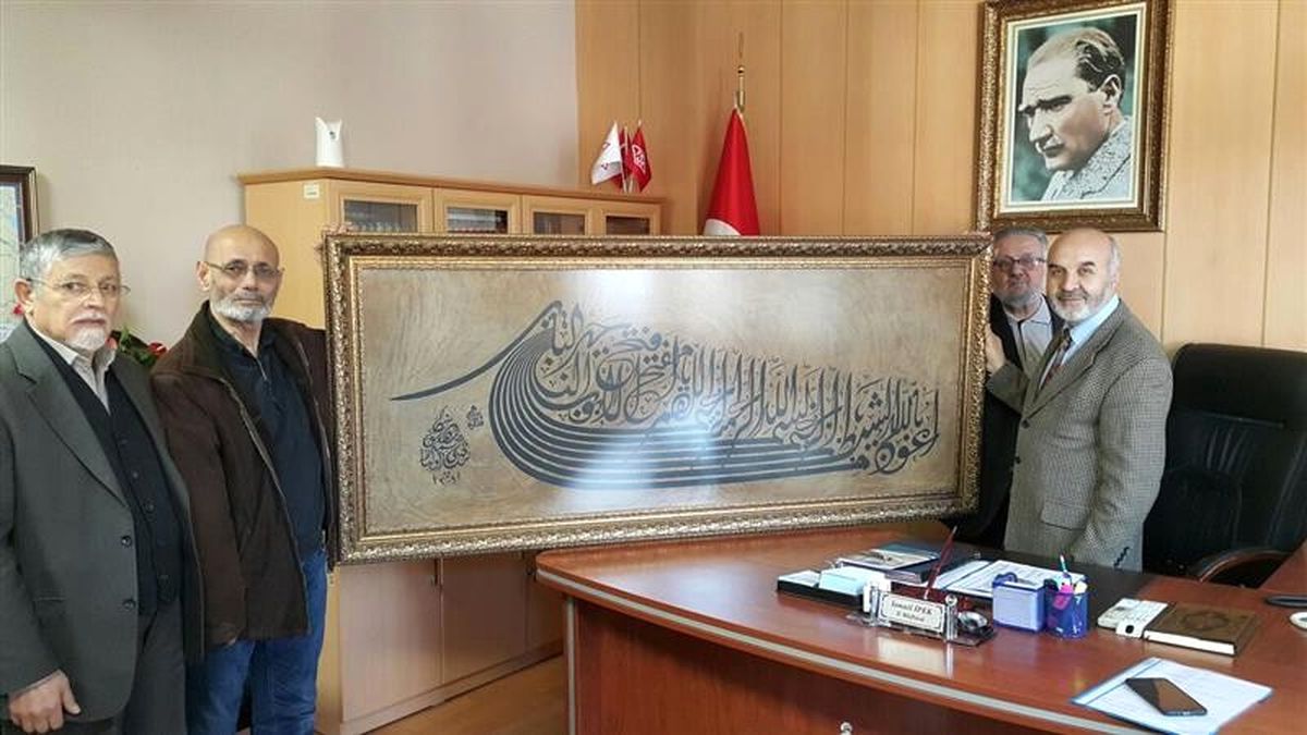Aslına Uygun Yazılan Hat Levhası Rüstempaşa Camii\'ne Hediye Edildi