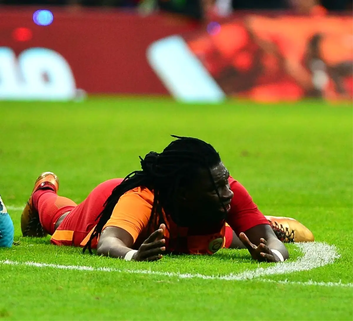 Bafetimbi Gomis, Kırmızı Kart Gördü