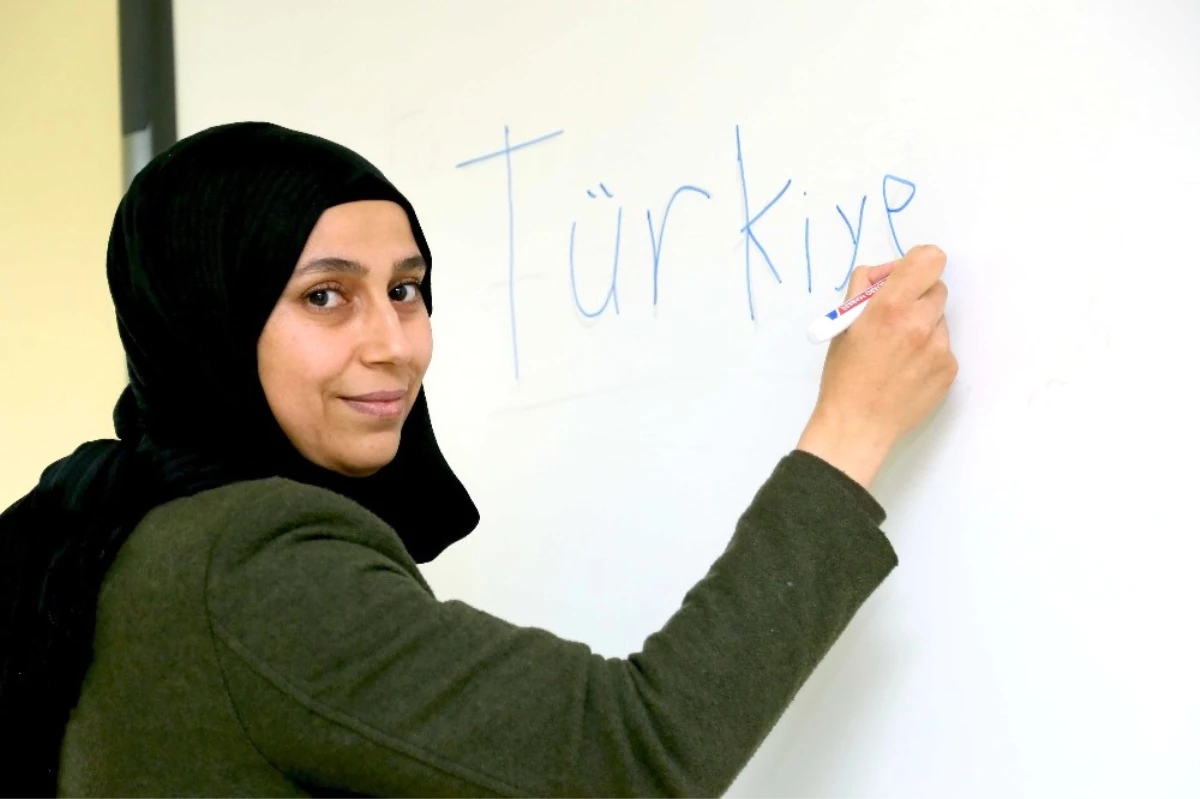 Beş Çayında Öğrendiği Türkçe\'yle Suriyelilere Gönüllü Tercüman Oldu