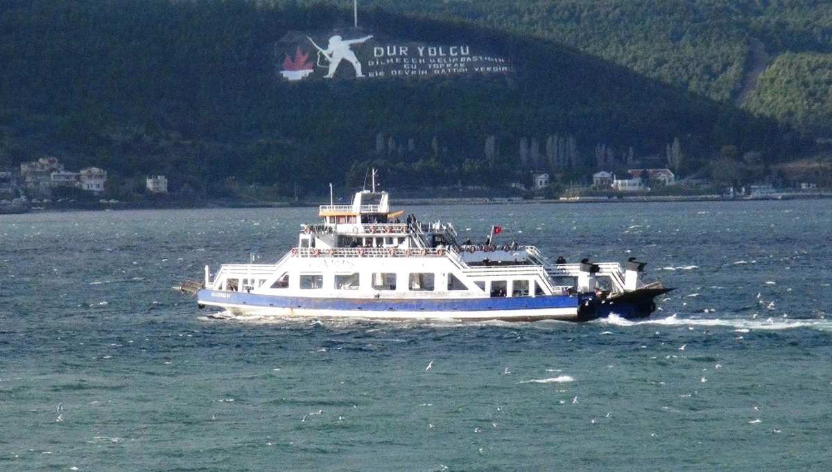 Bozcaada\'da Feribot Seferlerine Fırtına Engeli