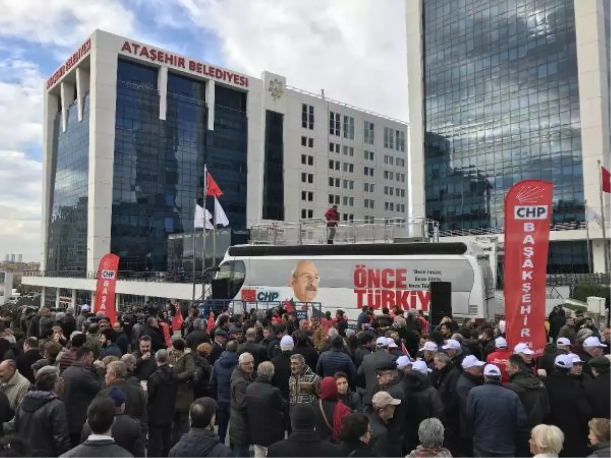 CHP\'liler Ataşehir Belediyesi Önünde Toplanmaya Başladı