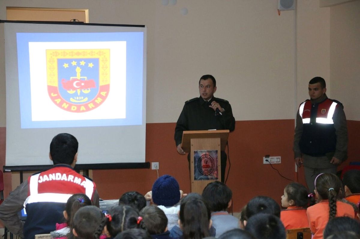 Demirci Jandarma\'dan Öğrencilere Özel Eğitim