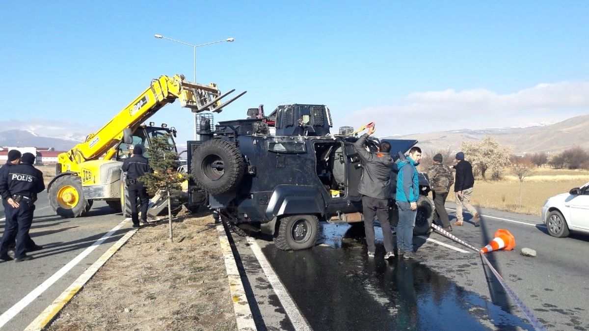 Devrilen Zırhlı Polis Aracındaki 2 Polis Yaralandı