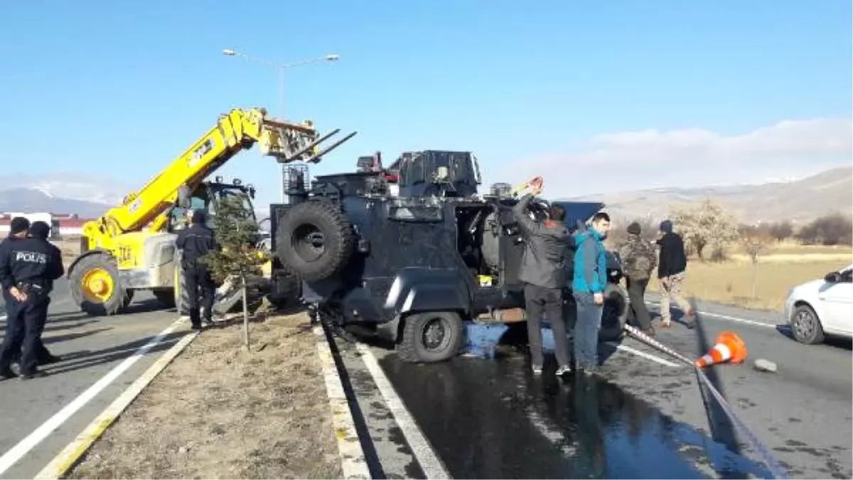 Erzincan\'da Polis Aracı Devrildi: 2 Yaralı