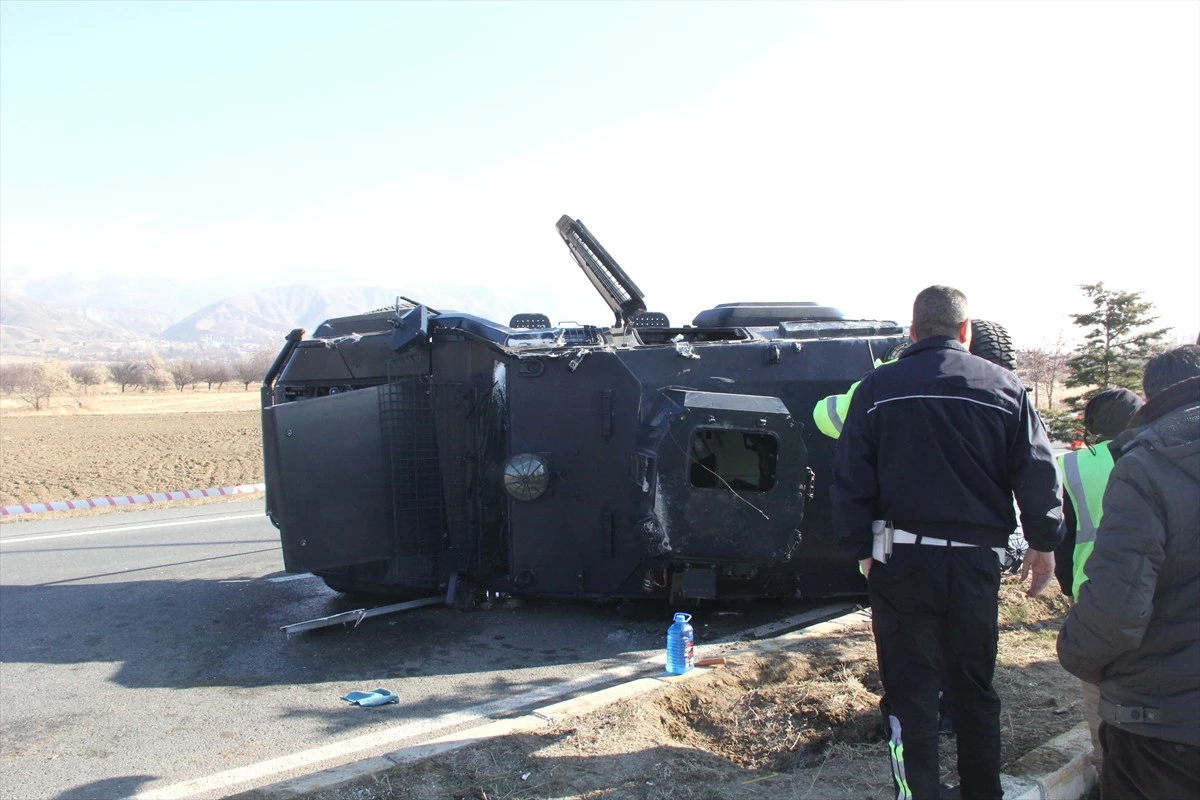 Erzincan\'da Zırhlı Polis Aracı Devrildi: 2 Yaralı