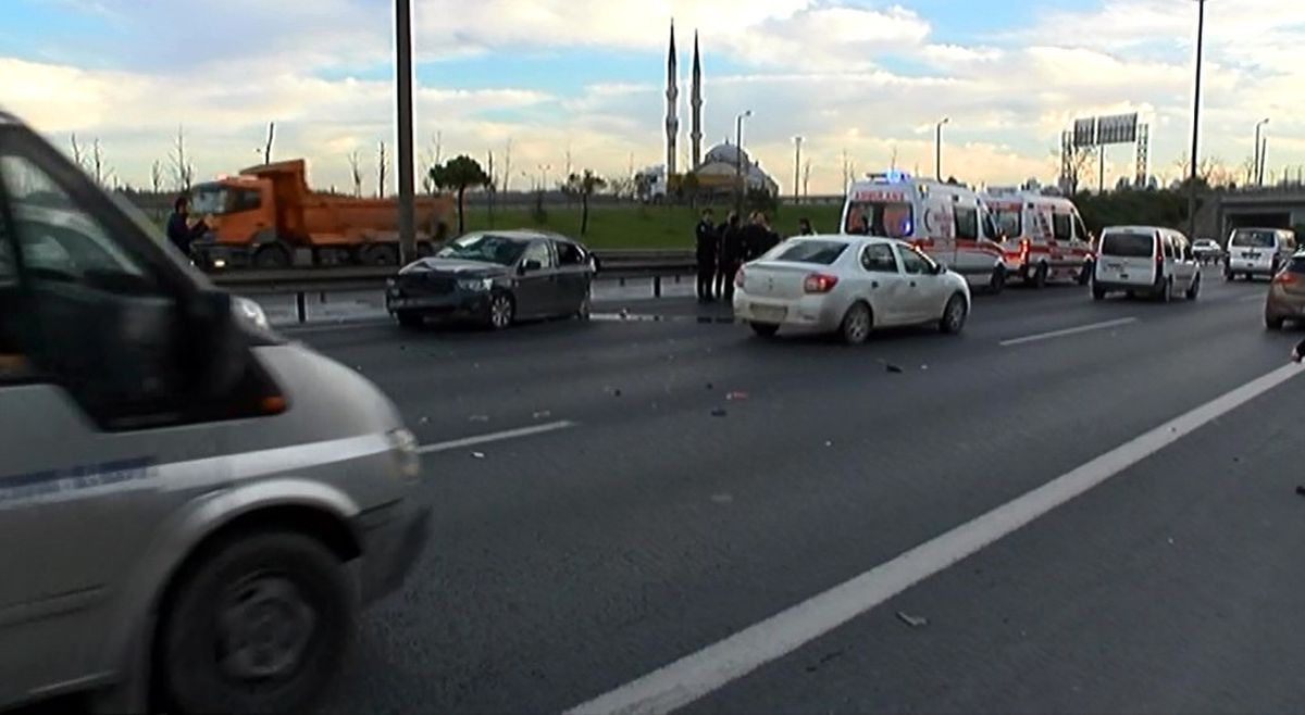 İstanbul\'da Tem\'de Kaza: 4 Polis Yaralandı