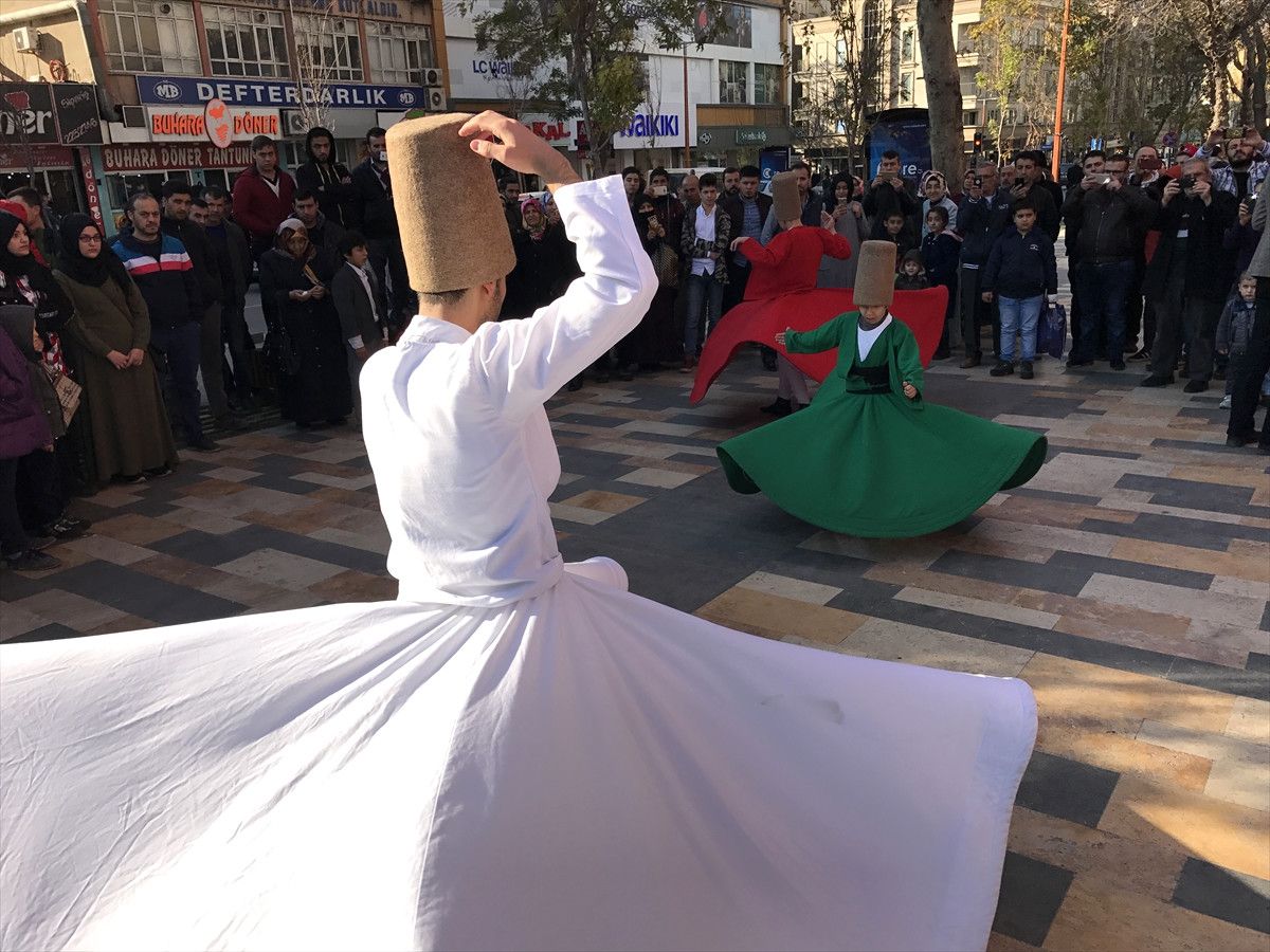 Kahramanmaraş\'ta Öğrencilerin Semazen Gösterisi