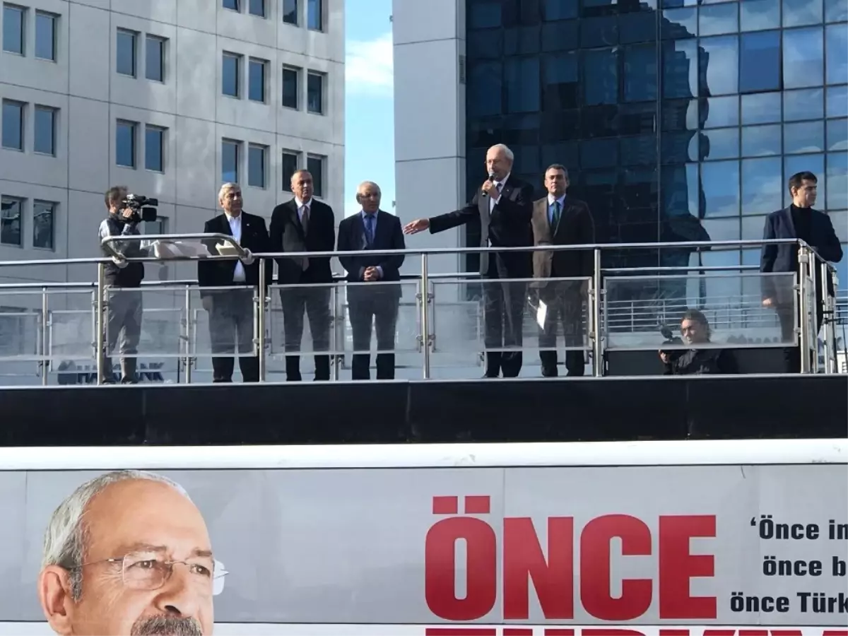 Kılıçdaroğlu, İlgezdi ile Birlikte Otobüsün Üzerinden Vatandaşlara Seslendi