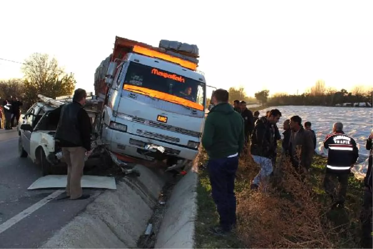 Otomobille Kamyon Çarpıştı: 2 Yaralı