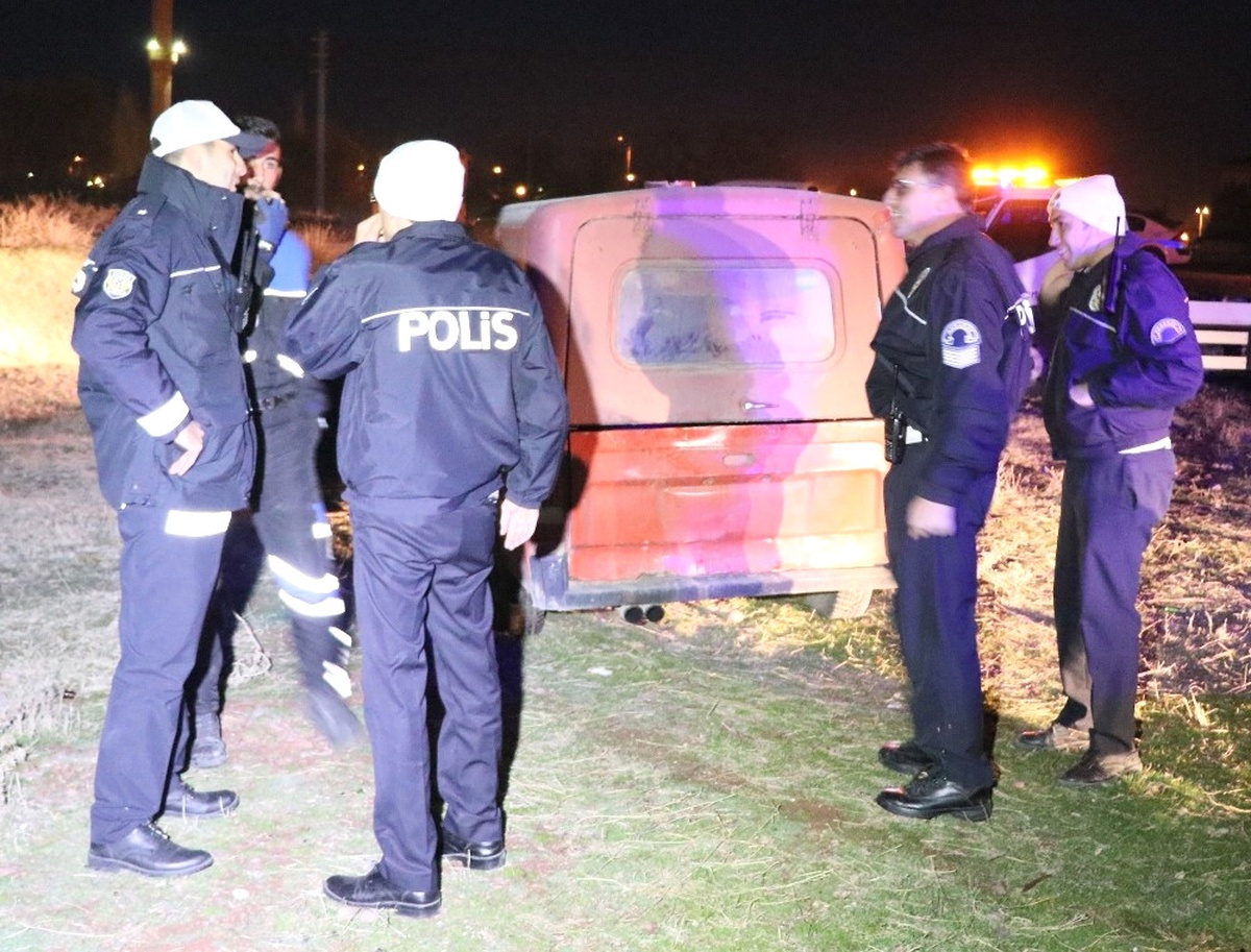 Polisten Kaçan Araç, Lastiğine Ateş Açılarak Durduruldu