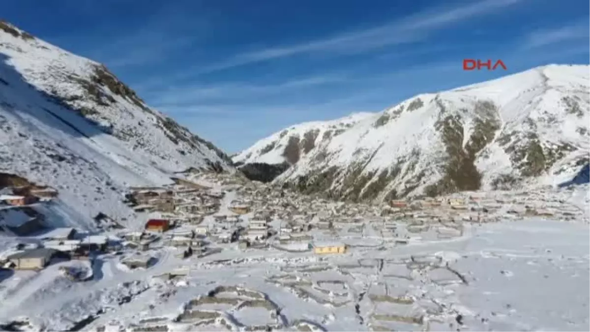 Rize\'nin Sıra Dışı Geleneği Sürüyor Çığ Yıkmasın Diye Minareyi Yatırdılar