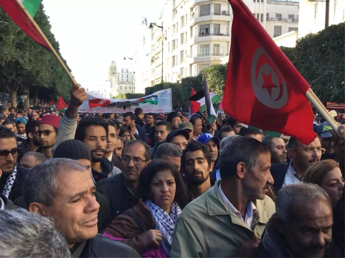 Tunus\'ta Yüzlerce Kişi Trump\'ın Kudüs Kararını Protesto Etti