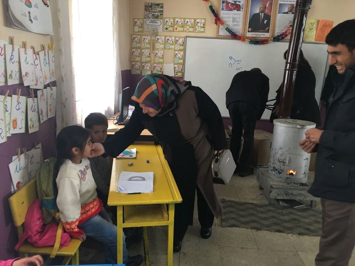 Valinin Eşinden Köy Çocuklarına Hediye
