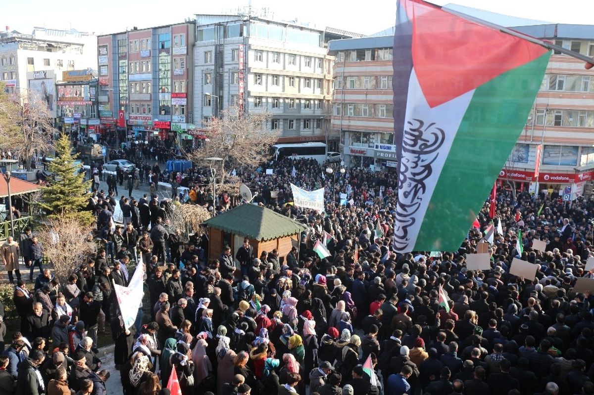 Van\'da Binlerce Vatandaş Kudüs İçin Yürüdü