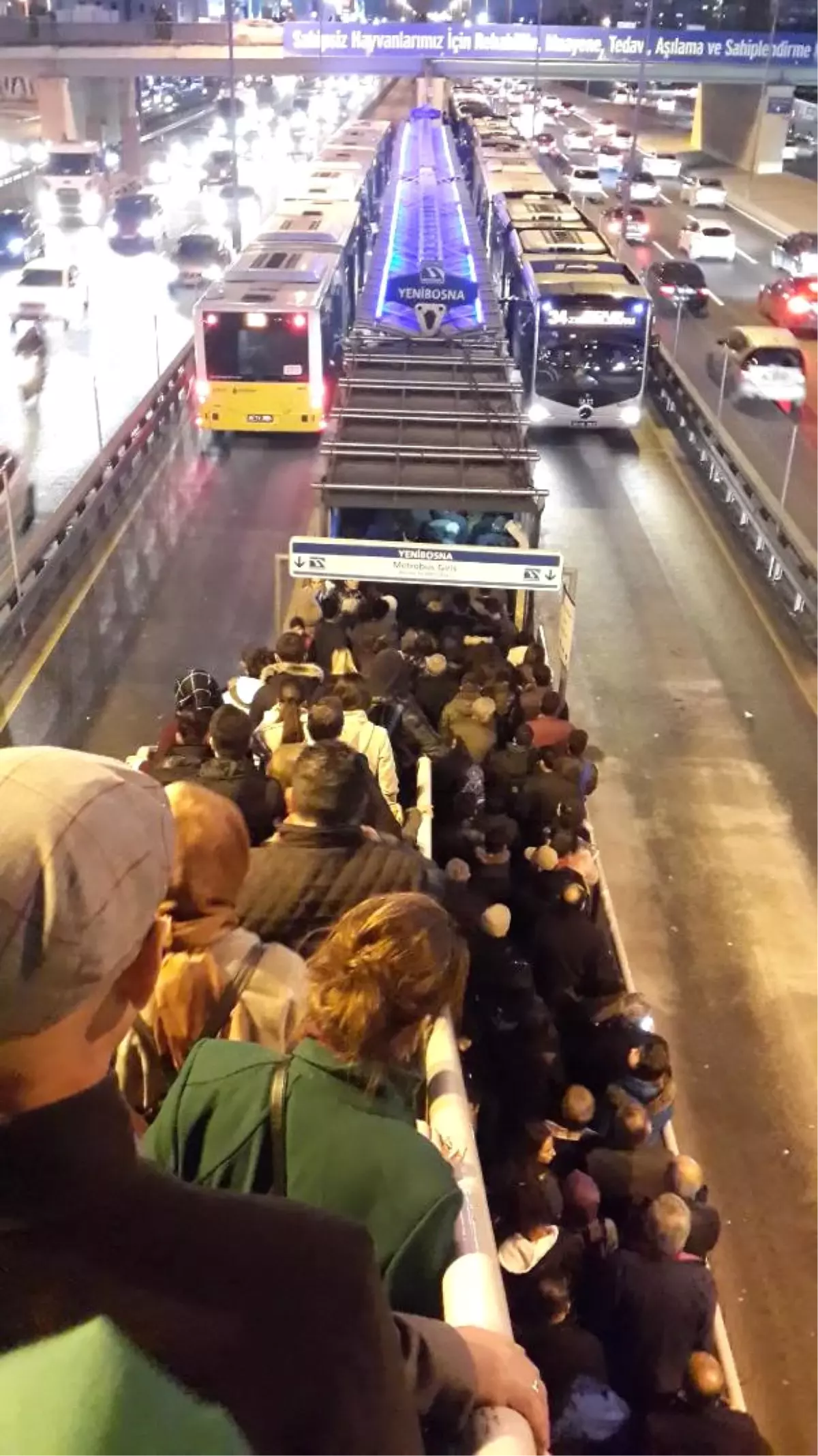 Yenibosna Metrobüs Durağında Kalabalık Çilesi