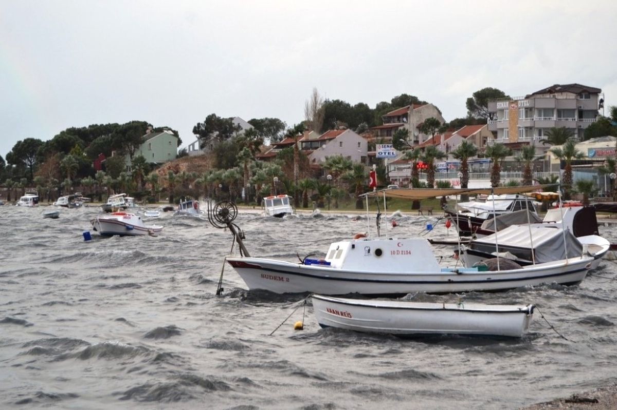Ayvalık\'ta Lodos Küçük Balıkçı Teknelerini Batırdı