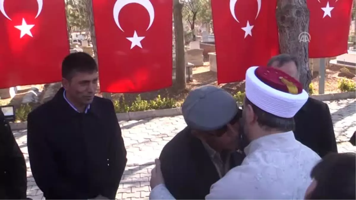 Diyanet İşleri Başkanı Erbaş, Halisdemir\'in Kabrini Ziyaret Etti