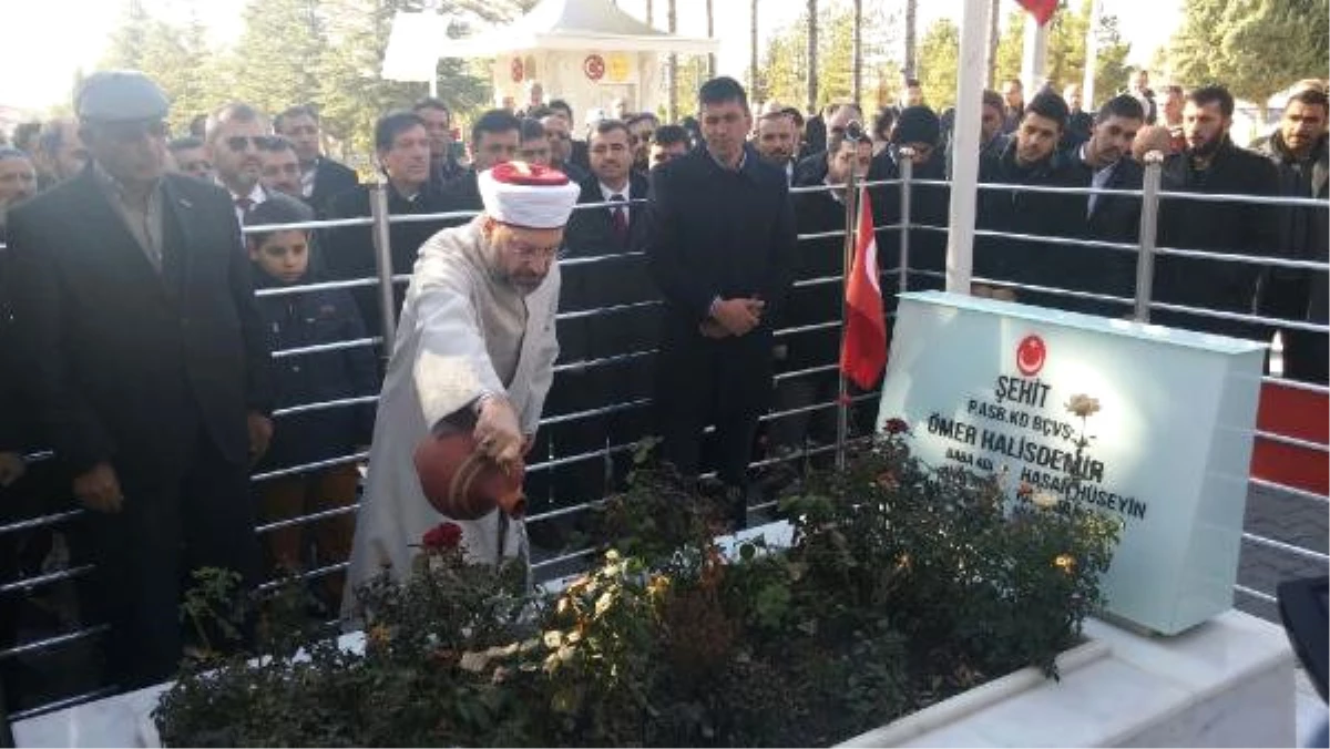 Diyanet İşleri Başkanı Erbaş, Ömer Halisdemir\'in Kabrini Ziyaret Etti