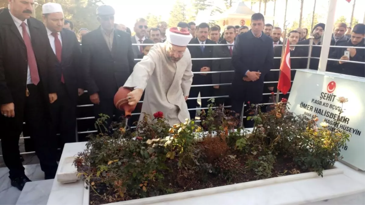 Diyanet İşleri Başkanı Ömer Halisdemir\'in Mezarında