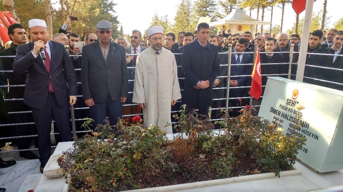 Diyanet İşleri Başkanı, Şehit Ömer Halisdemir\'in Mezarını Ziyaret Etti