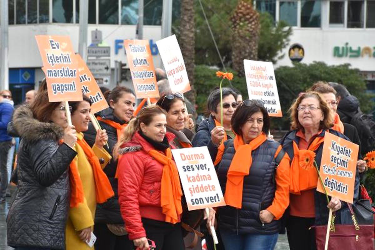 İzmirliler \'Turuncu Yürüyüş\'le Kadına Şiddete \'Hayır\' Dedi