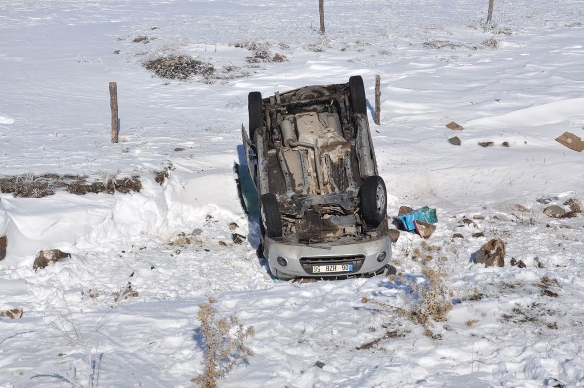 Kars\'ta, Trafik Kazası: 3 Yaralı