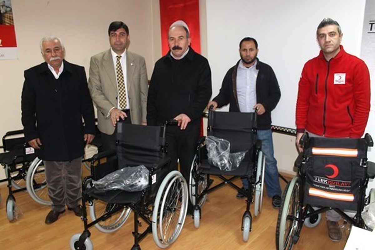 Kızılay Şubesinden Tekerlekli Sandalye Yardımı