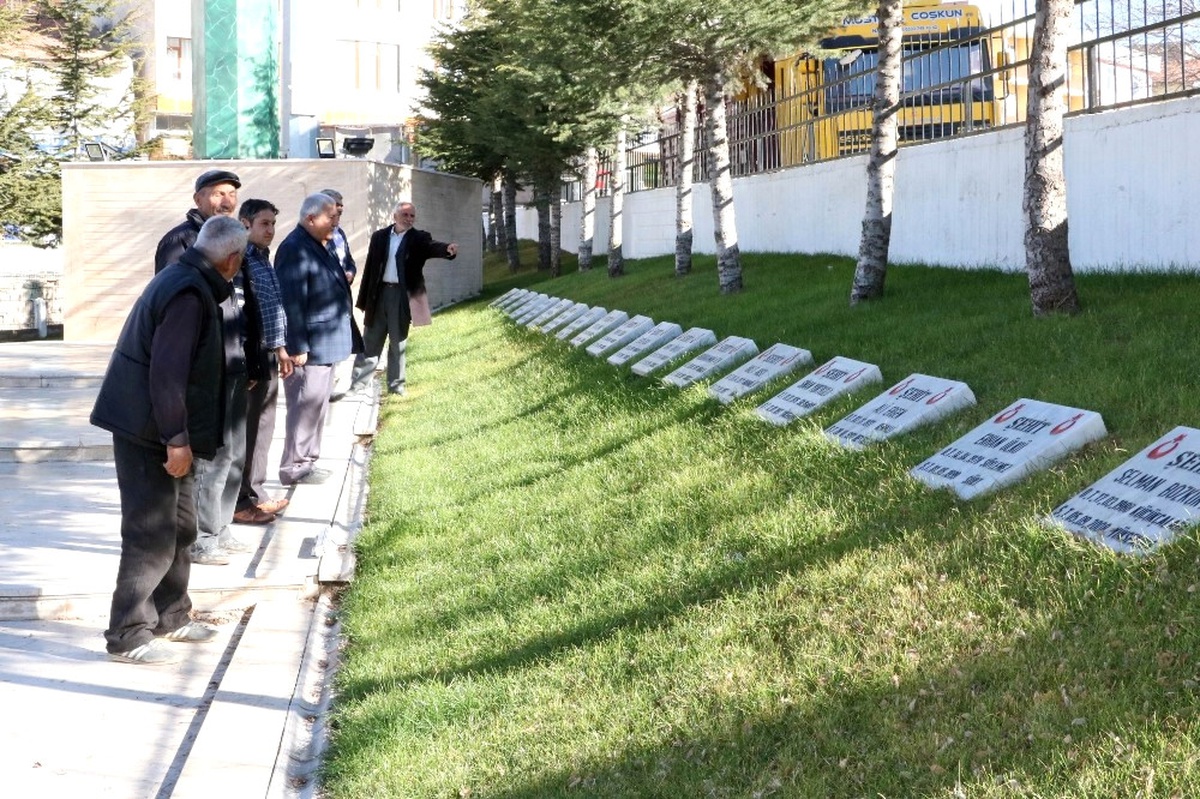 Sarıkaya Kızılelma Şehitlik Anıtı\'na Ziyaretçi Akını