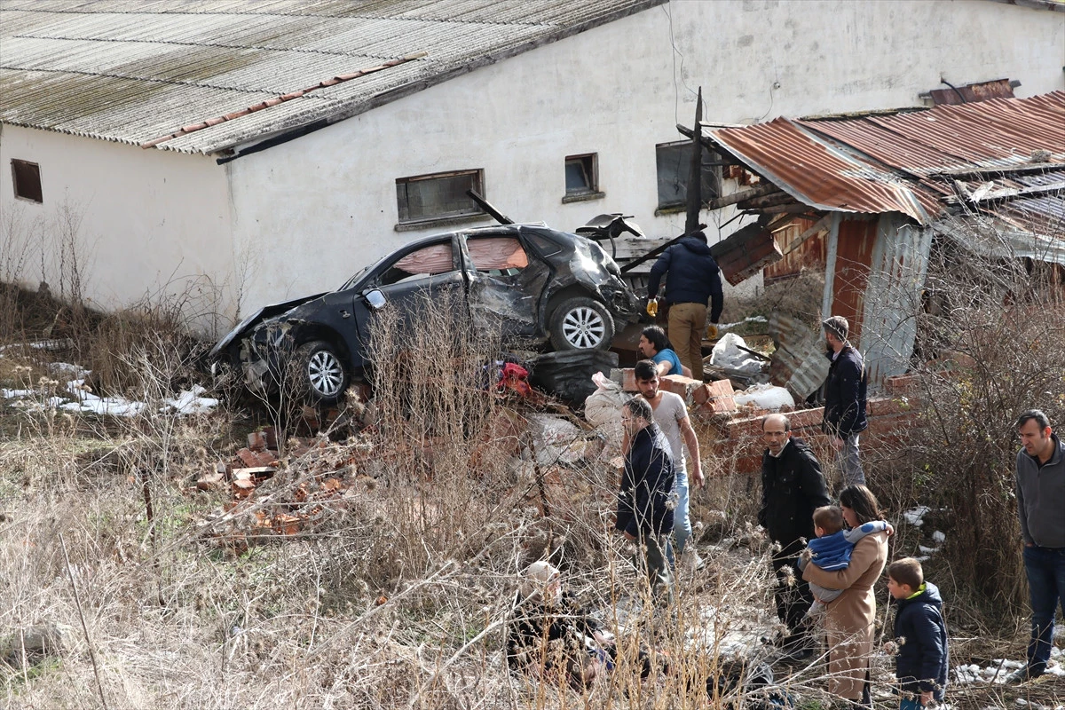 Takla Atan Otomobildeki 5 Kişi Yaralandı