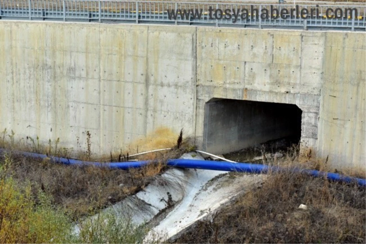 Tosya\'da Köylü Vatandaşları Su Borusuna İsyan Etti