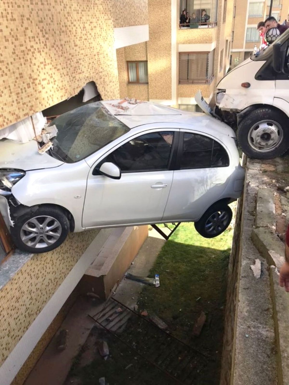 Trabzon\'da Minibüs Apartmana Girdi