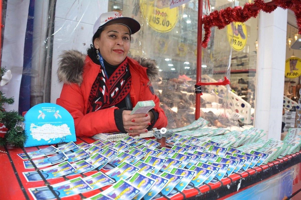 Yıllarca Sokaklarda Bilet Satarak Kızını Mezun Etti