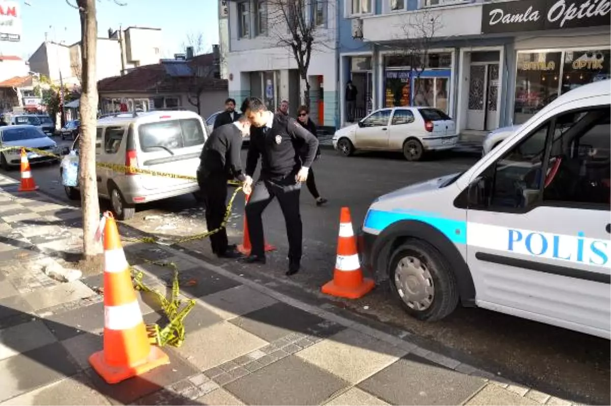 Yolda Yürürken Başına Sıva Düşen Öğretmen Ağır Yaralandı